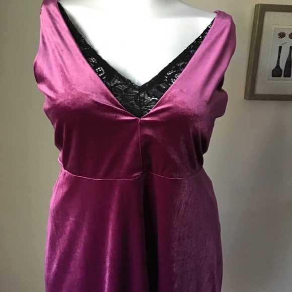 Open V neck velvet dress - Picture 3 of 5